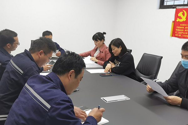 ボダの2人の従業員が中国共産党に立派に参加しました。